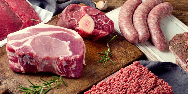 Verschiedene Arten von frischem rohem Fleisch auf dunklem hölzernem Hintergrund