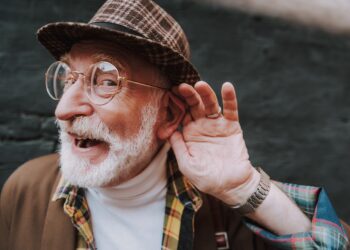 Werden wir in Zukunft in der Lage sein den natürlichen altersbedingten Hörverlust aufzuhalten? (Bild: Yakobchuk Olena/Stock.Adobe.com)