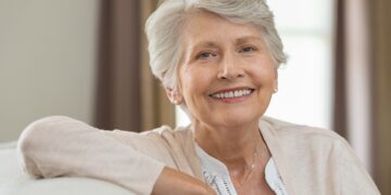 Beeinflusst ein Protein, wie gesund Menschen im Alter bleiben und wie hoch die Lebenserwartung ist? (Bild: Rido/Stock.Adobe.com)