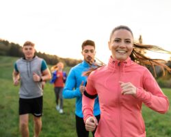 Mehrere Personen joggen in der Natur