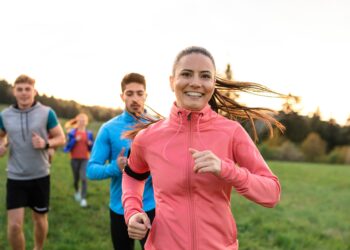 Mehrere Personen joggen in der Natur