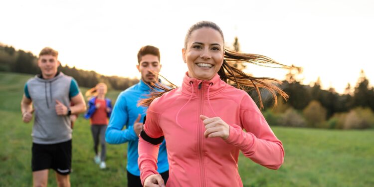 Mehrere Personen joggen in der Natur