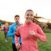 Mehrere Personen joggen in der Natur