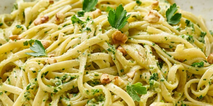 Teller mit Pesto-Pasta mit Walnüssen und Petersilie