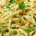 Teller mit Pesto-Pasta mit Walnüssen und Petersilie