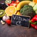 Verschiedene Obst- und Gemüsesorten um ein Schild mit der Aufschrift Vitamin C