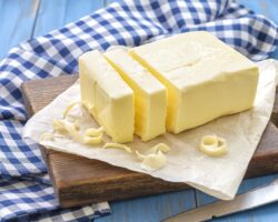 Butter auf einem Holzbrett auf einem Tisch