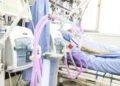 Patient wird auf Intensivstation künstlich beatmet