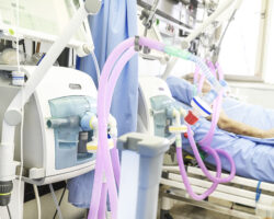 Patient wird auf Intensivstation künstlich beatmet