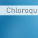 Arzt im Kittel zeigt mit dem Finger auf ein Suchfeld mit dem Wort Chloroquin im Fokus