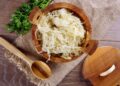 Können fermentierte Lebensmittel wie Sauerkraut vor dem Tod durch COVID-19 schützen? (Bild: Maciej Czekajewski/Stock.Adobe.com)