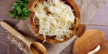 Können fermentierte Lebensmittel wie Sauerkraut vor dem Tod durch COVID-19 schützen? (Bild: Maciej Czekajewski/Stock.Adobe.com)