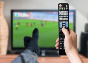 Wie wirkt sich viel Zeit vor dem Fernseher auf die Gesundheit aus? (Bild: vchalup/Stock.Adobe.com)