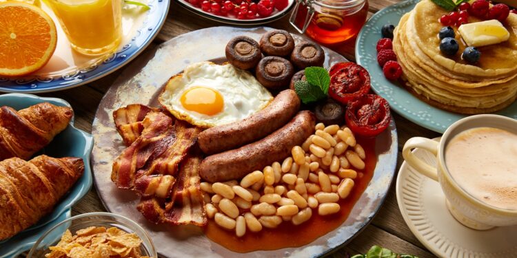 Ein deftiges Frühstück mit Eiern, Speck, Würstchen und Bohnen.