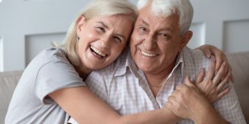 Wie wirkt sich Partnerschaft auf das erlebte Wohlbefinden im Laufe des Lebens aus? (Bild: fizkes/Stock.Adobe.com)