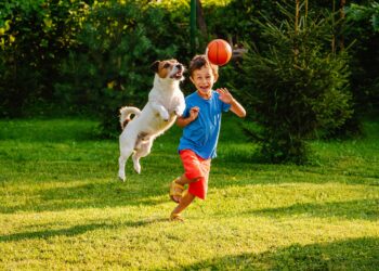 Welche Vorteile bringt es für Kinder, wenn sie mit Hunden in der Familie zusammenleben? (Bild: alexei_tm/Stock.Adobe.com)