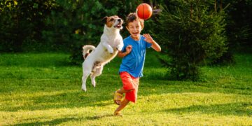 Welche Vorteile bringt es für Kinder, wenn sie mit Hunden in der Familie zusammenleben? (Bild: alexei_tm/Stock.Adobe.com)
