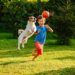 Welche Vorteile bringt es für Kinder, wenn sie mit Hunden in der Familie zusammenleben? (Bild: alexei_tm/Stock.Adobe.com)