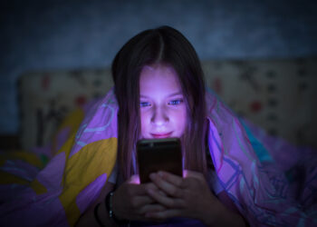 Viele Jugendliche gehen spät ins Bett. Häufig ist die Verwendung von Smartphones einer der Gründe hierfür. (Bild: De Visu/Stock.Adobe.com)