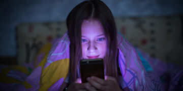Viele Jugendliche gehen spät ins Bett. Häufig ist die Verwendung von Smartphones einer der Gründe hierfür. (Bild: De Visu/Stock.Adobe.com)