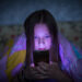 Viele Jugendliche gehen spät ins Bett. Häufig ist die Verwendung von Smartphones einer der Gründe hierfür. (Bild: De Visu/Stock.Adobe.com)