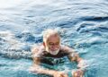 Älterer Mann schwimmt im Swimmingpool