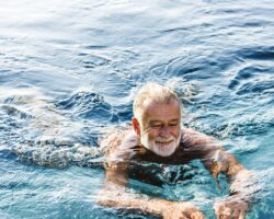Älterer Mann schwimmt im Swimmingpool