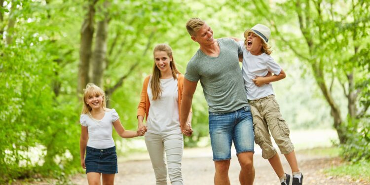 Glückliche Familie beim entspannten Spaziergang in der grünen Natur