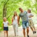 Glückliche Familie beim entspannten Spaziergang in der grünen Natur