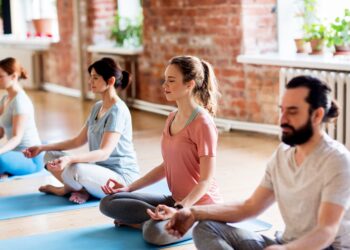 Welchen Einfluss hat Yoga auf chronische Rückenschmerzen? (Bild: Syda Productions/Stock.Adobe.com)