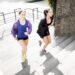 Zwei Frauen joggen eine Treppe hinauf.