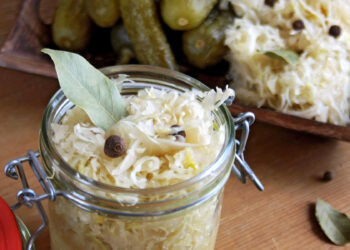 Sauerkraut im Glass mit Gurken