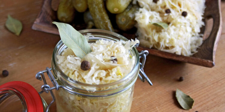 Sauerkraut im Glass mit Gurken