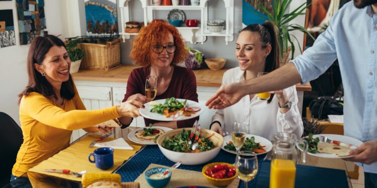 Mehrere Erwachsene beim gemeinsamen Essen