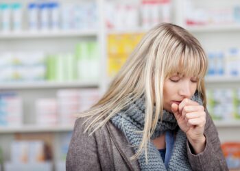 Kann Husten wirklich mit der Hilfe von Honig wirksamer bekämpft werden, als dies mit Antibiotika der Fall ist? (Bild: contrastwerkstatt/Stock.Adobe.com)