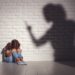 Misshandlung in der Kindheit kann schreckliche Folgen für die Gesundheit im Erwachsenenalter haben. (Bild: JenkoAtaman/Stock.Adobe.com)
