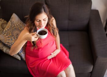 Sollten Schwangere Koffein zu sich nehmen? (Bild: AntonioDiaz/Stock.Adobe.com)