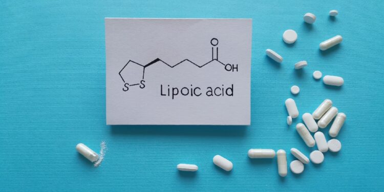 Auf einem Blatt Papier ist die chemische Struktur von Liponsäure aufgezeichnet.