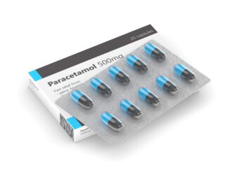 Eine Packung des Schmerzmittels Paracetamol vor einem weißen Hintergrund.