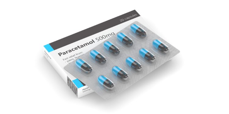 Eine Packung des Schmerzmittels Paracetamol vor einem weißen Hintergrund.
