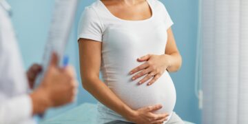 Ein hoher Blutdruck in der Schwangerschaft scheint mit schwereren Beschwerden in den Wechseljahren verbunden zu sein. (Bild: pressmaster/Stock.Adobe.com)
