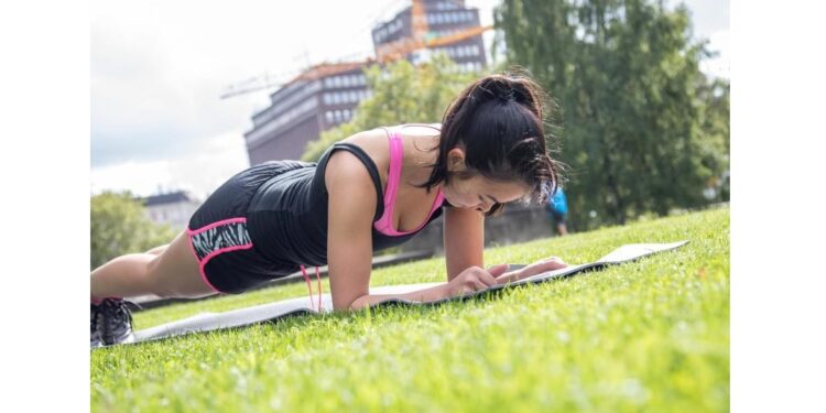 Eine Frau trainiert im Park.