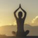 Wie sinnvoll ist die Durchführung von Yoga zur Reduzierung der Symptome bei Herzrhythmusstörungen? (Bild: nakedcm/Stock.Adobe.com)