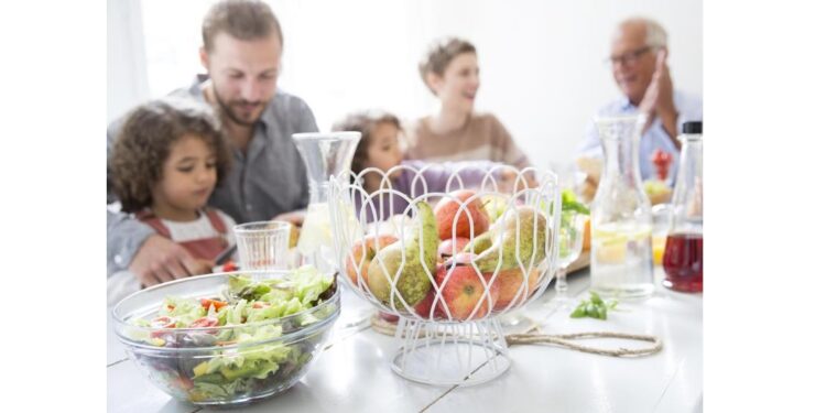 Eine Familie sitzt gemeinsam am Esstisch.