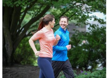 Eine Frau und ein Mann joggen zusammen.