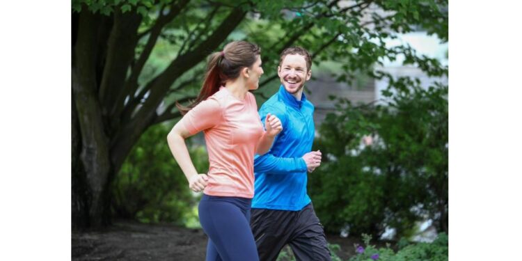 Eine Frau und ein Mann joggen zusammen.