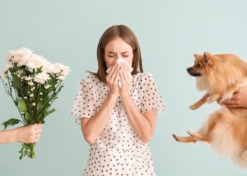 Eine Frau zeigt allergische Reaktionen.