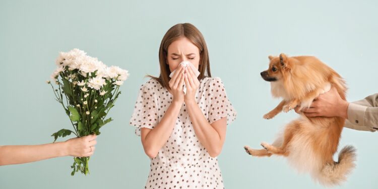 Eine Frau zeigt allergische Reaktionen.