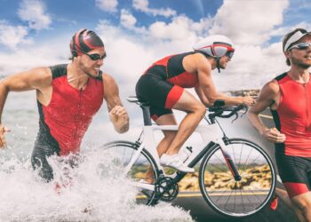 Ein Mann beim Joggen, Schwimmen und Fahrradfahren.