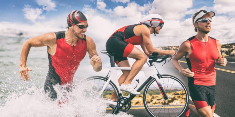 Ein Mann beim Joggen, Schwimmen und Fahrradfahren.